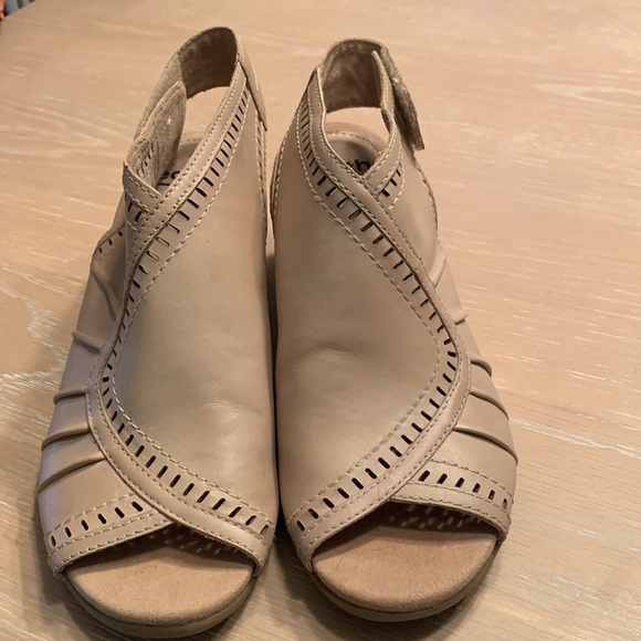 Earth shoes, Peep Toe, laser cut, adjustable strap. Pretty light tan Sz 7.5M - Picture 3 of 9